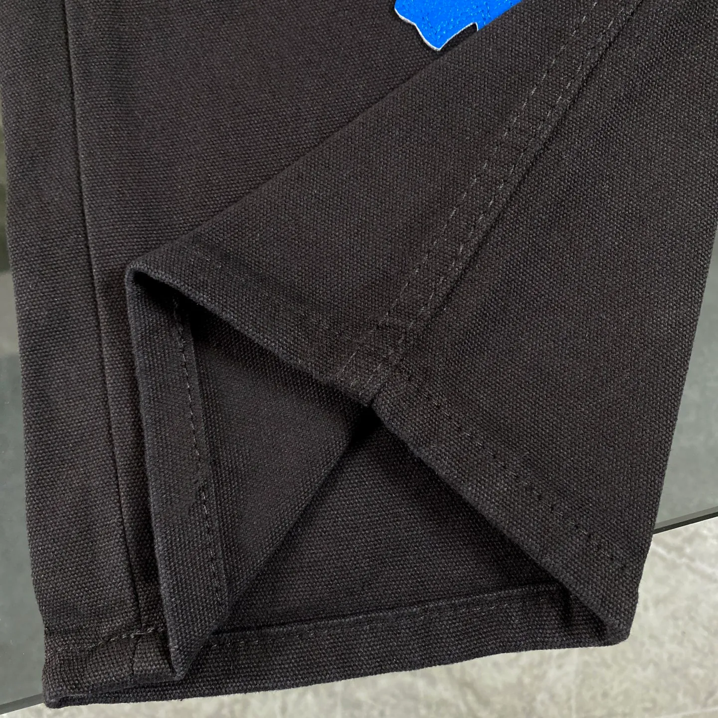P270 CH Chromehearts family and friends limited edition leopard print blue cross patchwork leather black work jeans logging pants. The counter price is 34W level, patchwork cross pattern embellishment, washed jeans! ! An absolutely high-end luxury product, a 1.9W-level god-level single product, a super popular product, made by top heavy industry, a magic weapon that cannot be missed! [About Zangyin] This is an extremely luxurious fashion brand that can also be called the aristocracy of the high street. It has always been an exclusive brand for some hipsters or rich second generations. Compared with ordinary high streets, it is more luxurious and noble. Compared with luxury brands, it is more fashionable and individual. It has always been a brand that I have a special liking for. [Top heavy industry fashion design] Consistently high-street luxury style. Speaking of this style, the Zangyin family and GU family are definitely the leading representative brands. Especially the Zangyin family has really achieved a state-of-the-art effect in creating high-street style. The unique washed material is used to create this style. The color system is already quite eye-catching. After it is decorated with patchwork cross flowers, it cleverly highlights the charm of the brand. Secondly, this style uses classic The high-waist cutting design highlights the long legs and fashionable temperament of the upper body. The brand is highly recognizable and the slim fit configuration is more suitable for daily wear. It is a product that interprets personality, fashion, and specifications at a glance. This single product is enough to make any fan excited. It can be a white T-shirt for a youthful college style, or a tight suspender for a royal style. It has strong matching ability and can be easily controlled by men.  [Materials and craftsmanship] Needless to say, this point goes without saying. As an excellent craftsman brand, Zangyin’s requirements for details and craftsmanship are really perfect. The washed color of this model has gone through so many processes, not to mention the embellishment of denim appliques. It is also purely hand-made and sewn. Just like what they believe in, only hand-made things have soul and have the meaning of wear. A top-notch heavy-duty fashionable denim item, I look forward to your perfect interpretation! !  Color: Black Size: 28-36